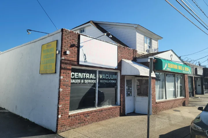 Triple Net Lease Assessments in New York, Two Inspector in bright safety vests discuss plans